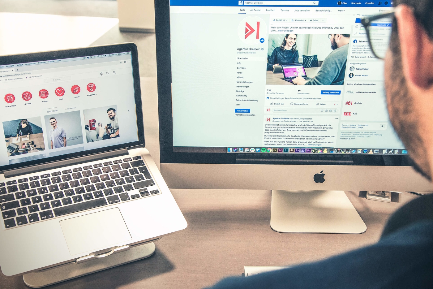Elias sitz vor seinem iMac und blickt auf das dreibein Facebook Profil