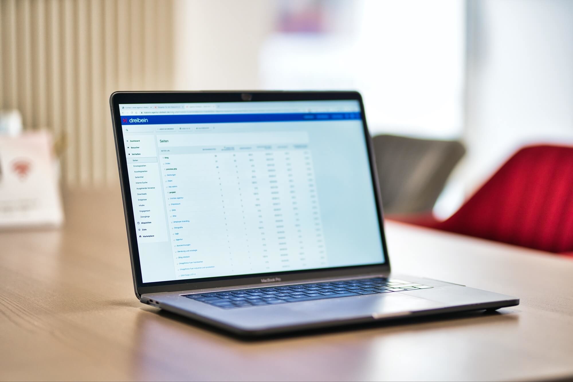 Notebook steht auf dem Besprechungstisch der Werbeagentur dreibein