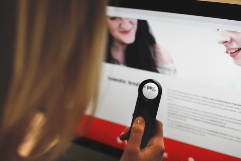 Bild einer Lupe vor der Website der Agentur dreibein