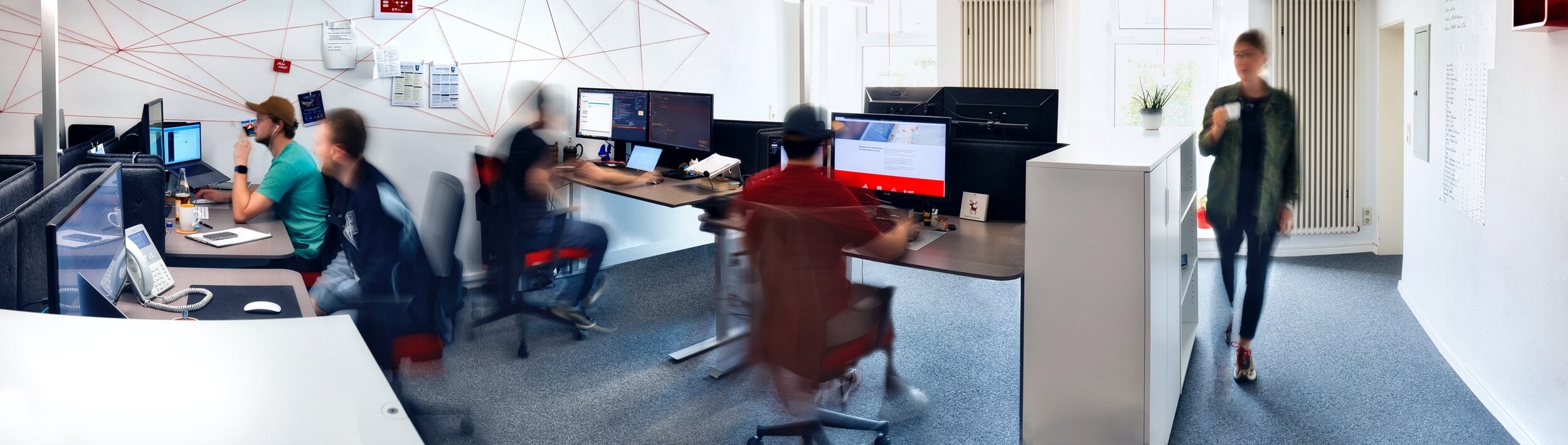 Mitarbeiter der Werbeagentur dreibein aus Cham bei der Arbeit