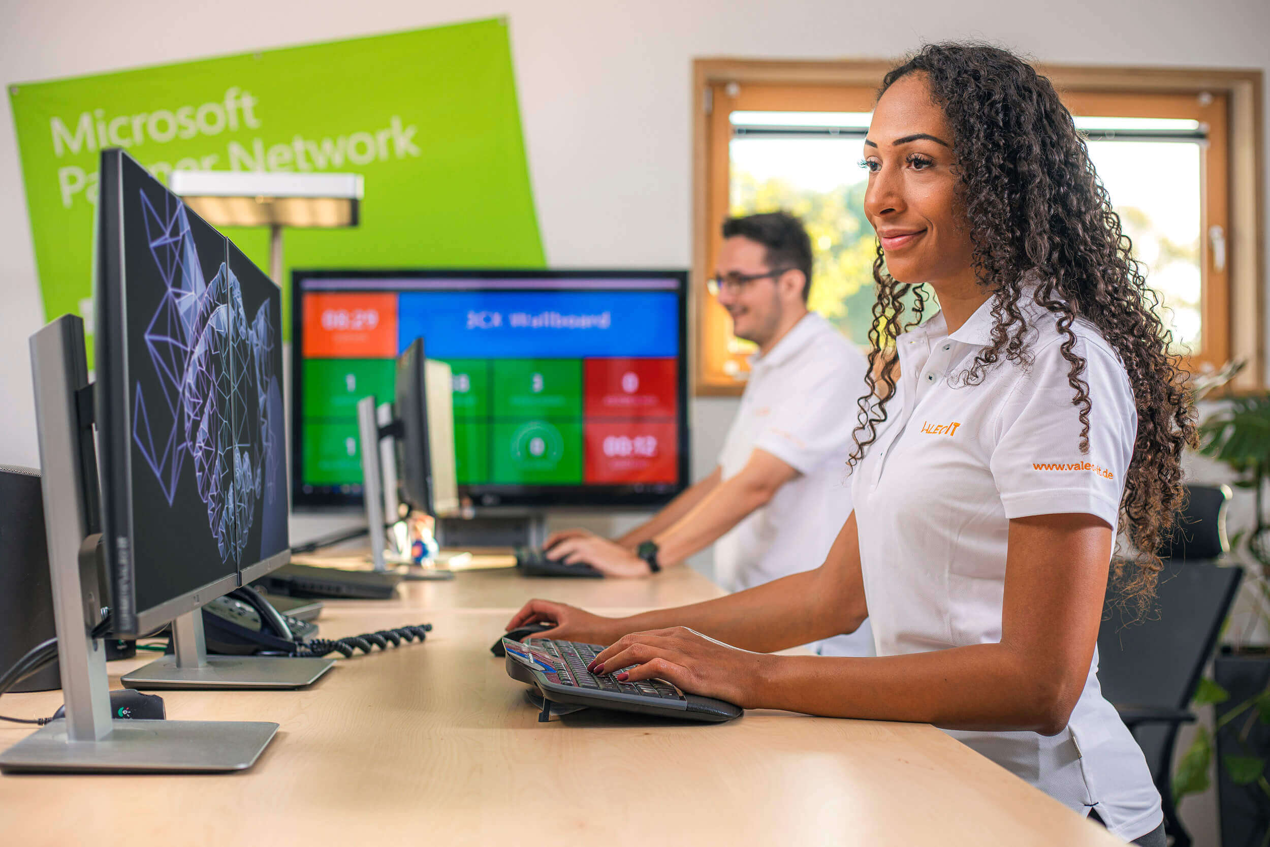 Frau im Kundenservice eines Dienstleistungsunternehmens telefoniert