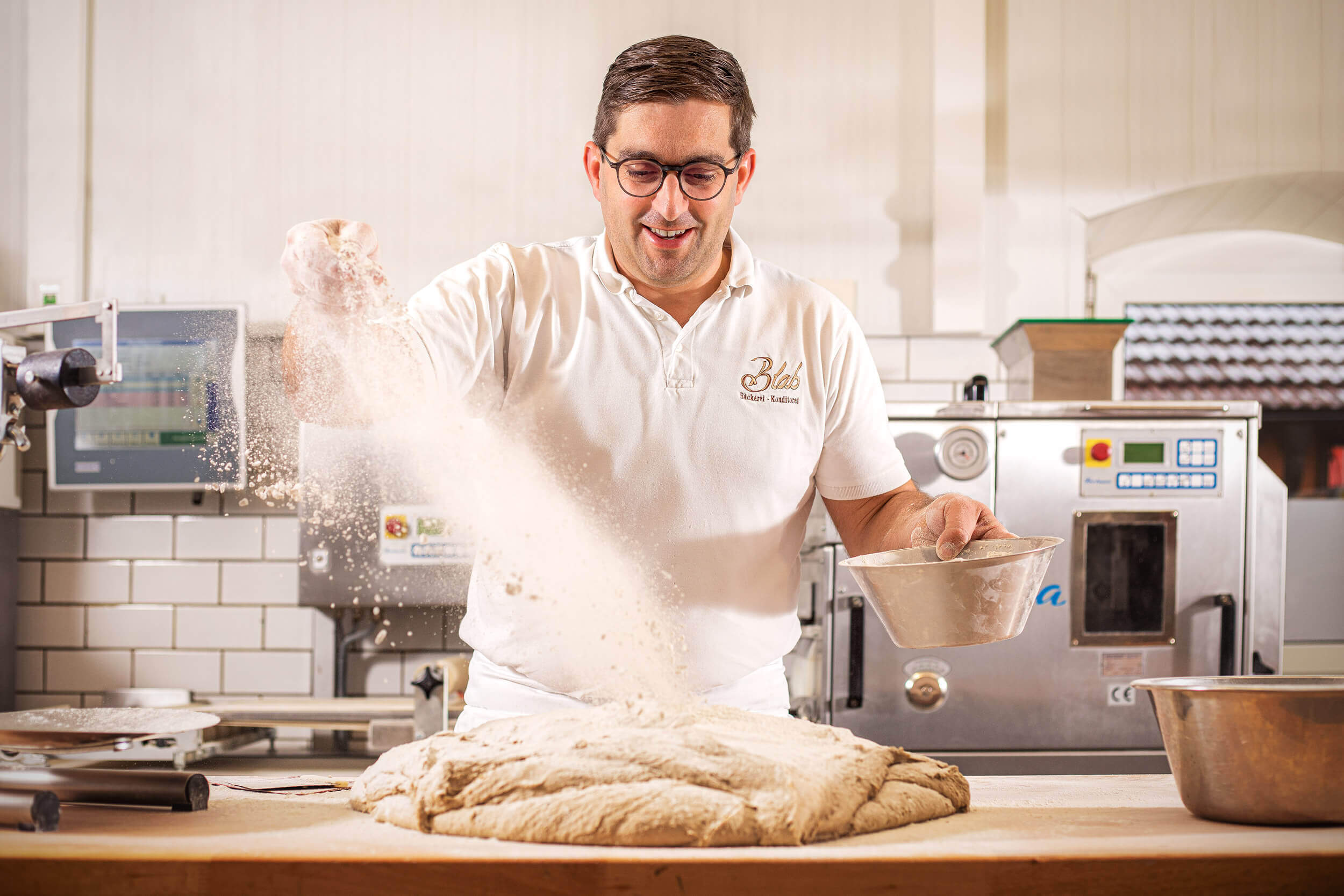 Handwerker sägt eine Holzplatte passgenau zu