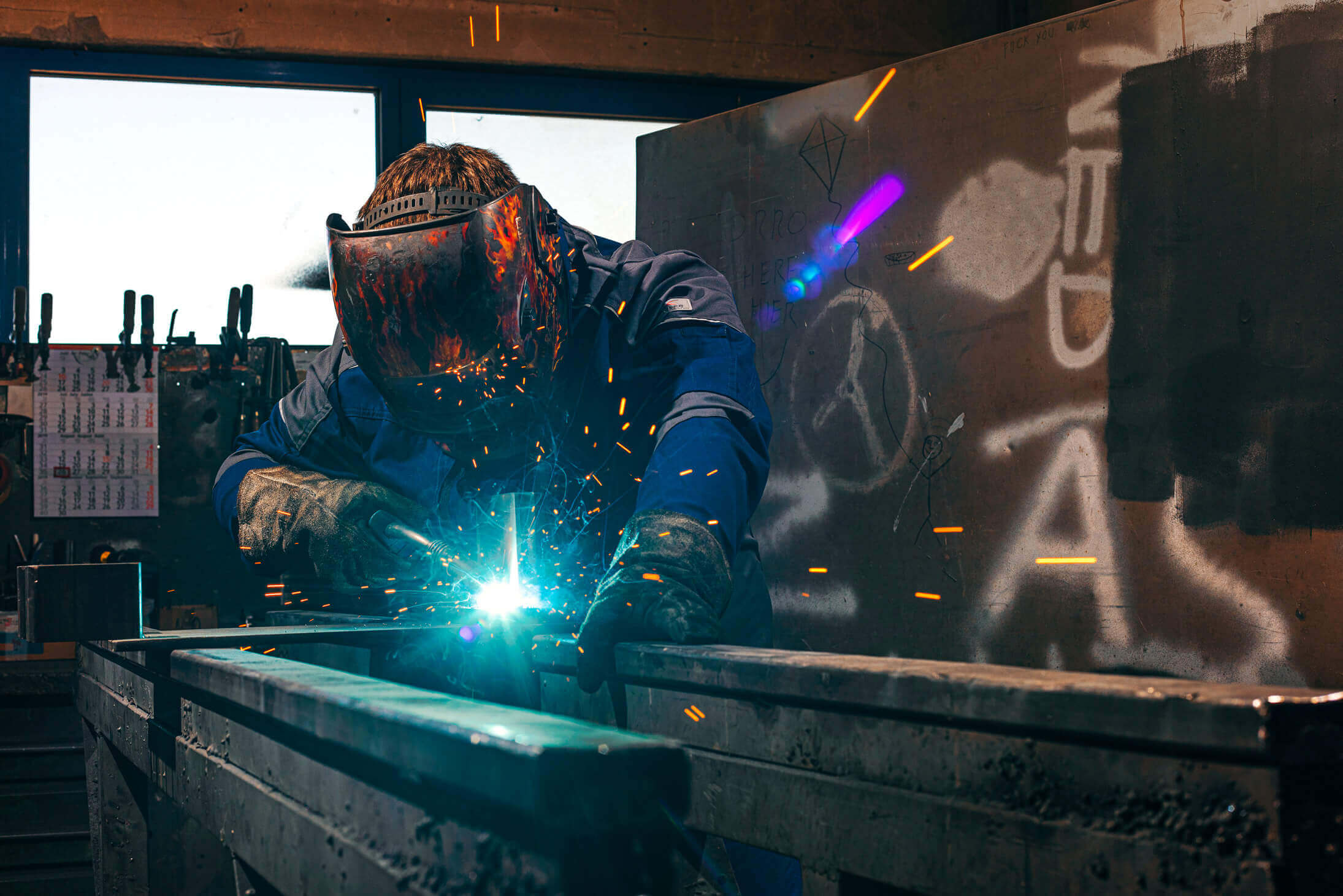 Mann begutachtet Teil in einer Industriefirma