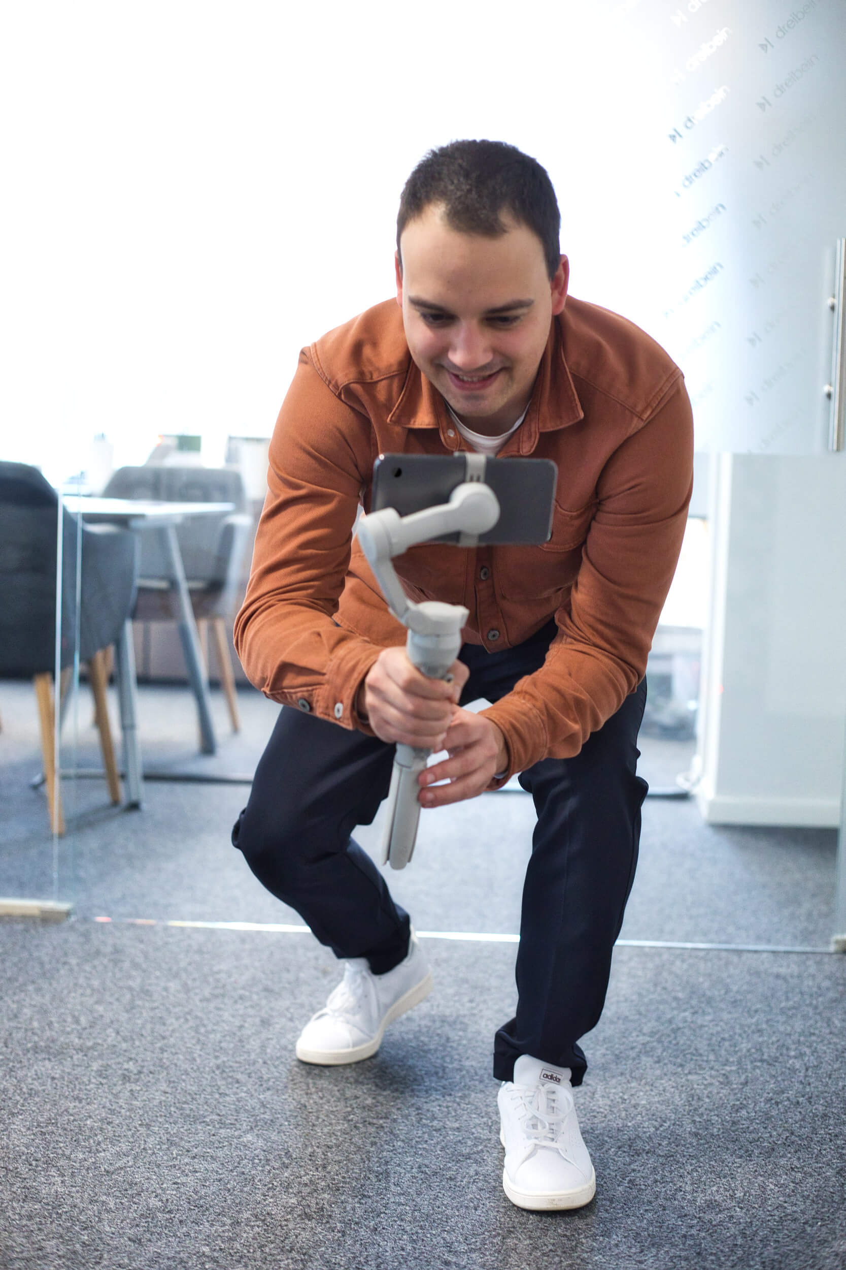 Mitarbeiter der Agentur dreibein nutzt ein Gimbal für ein Video