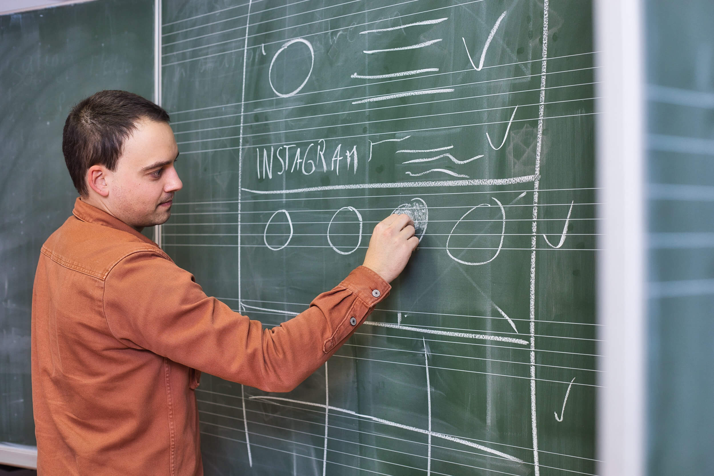 Mitarbeiter der Agentur dreibein skizziert ein Instagram Profil