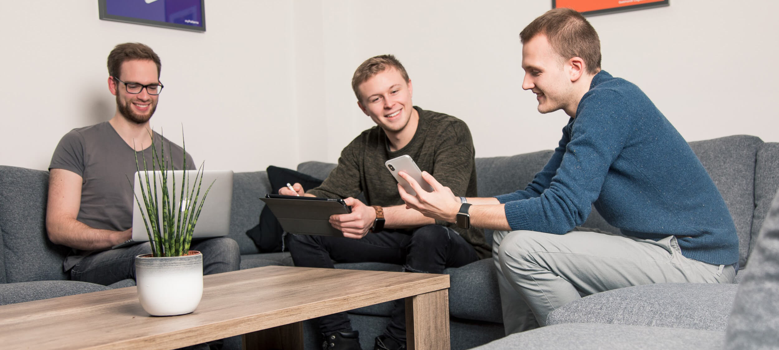 Besprechung auf der Couch im Dreibein Büro