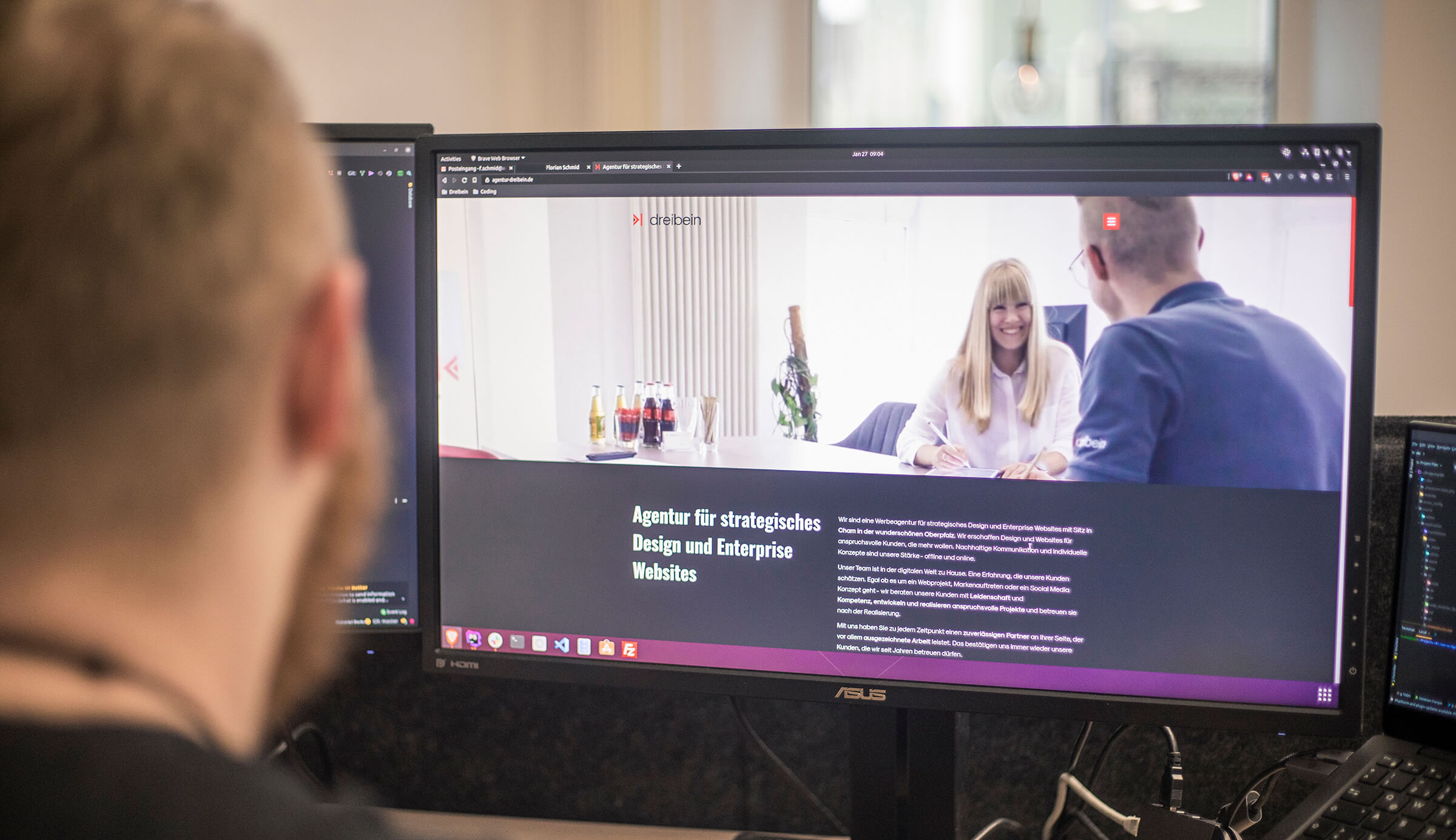Die Website der Agentur dreibein im Dark Mode auf einem Linux Rechner