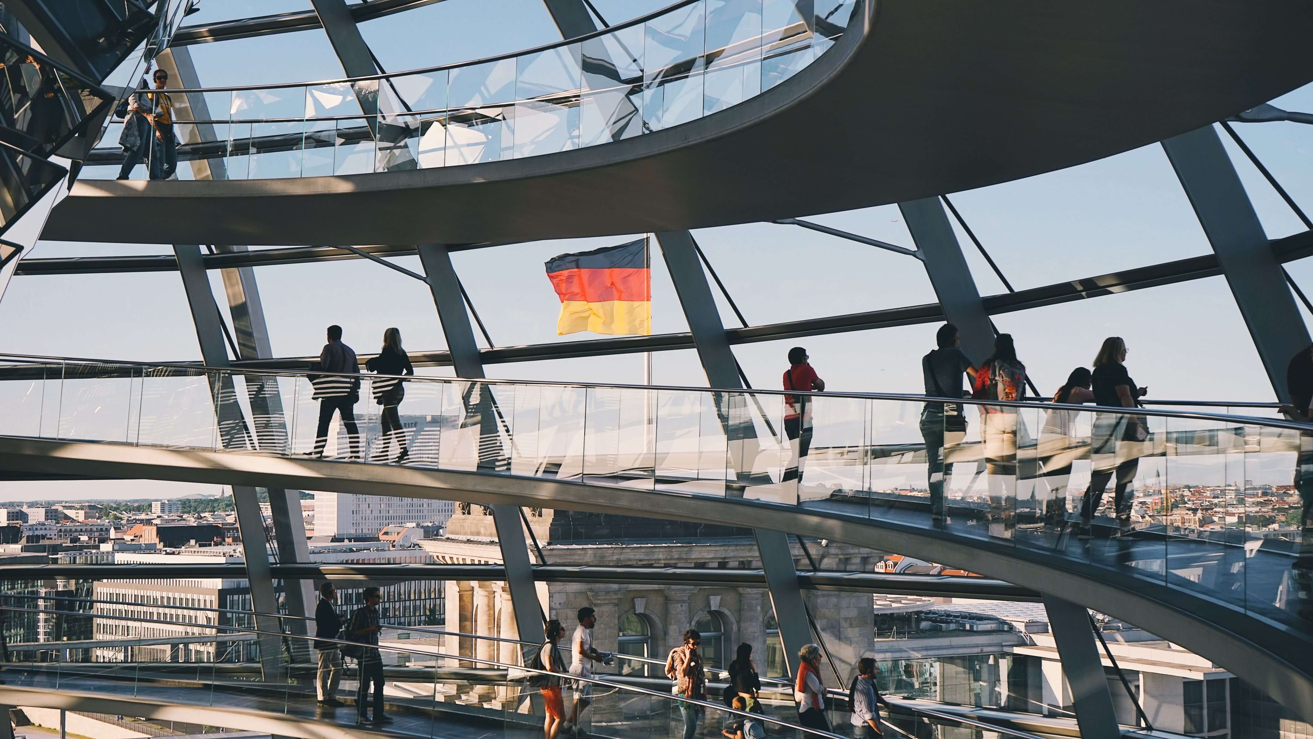 Besucher besichtigen die Glaskuppel im Bundestag