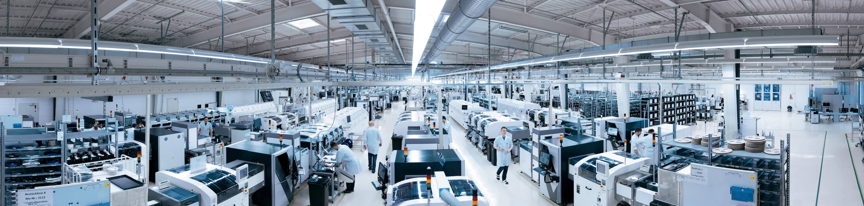 Nahaufnahme der Bearbeitung einer Leiterplatte in einer Maschine bei DELTEC.